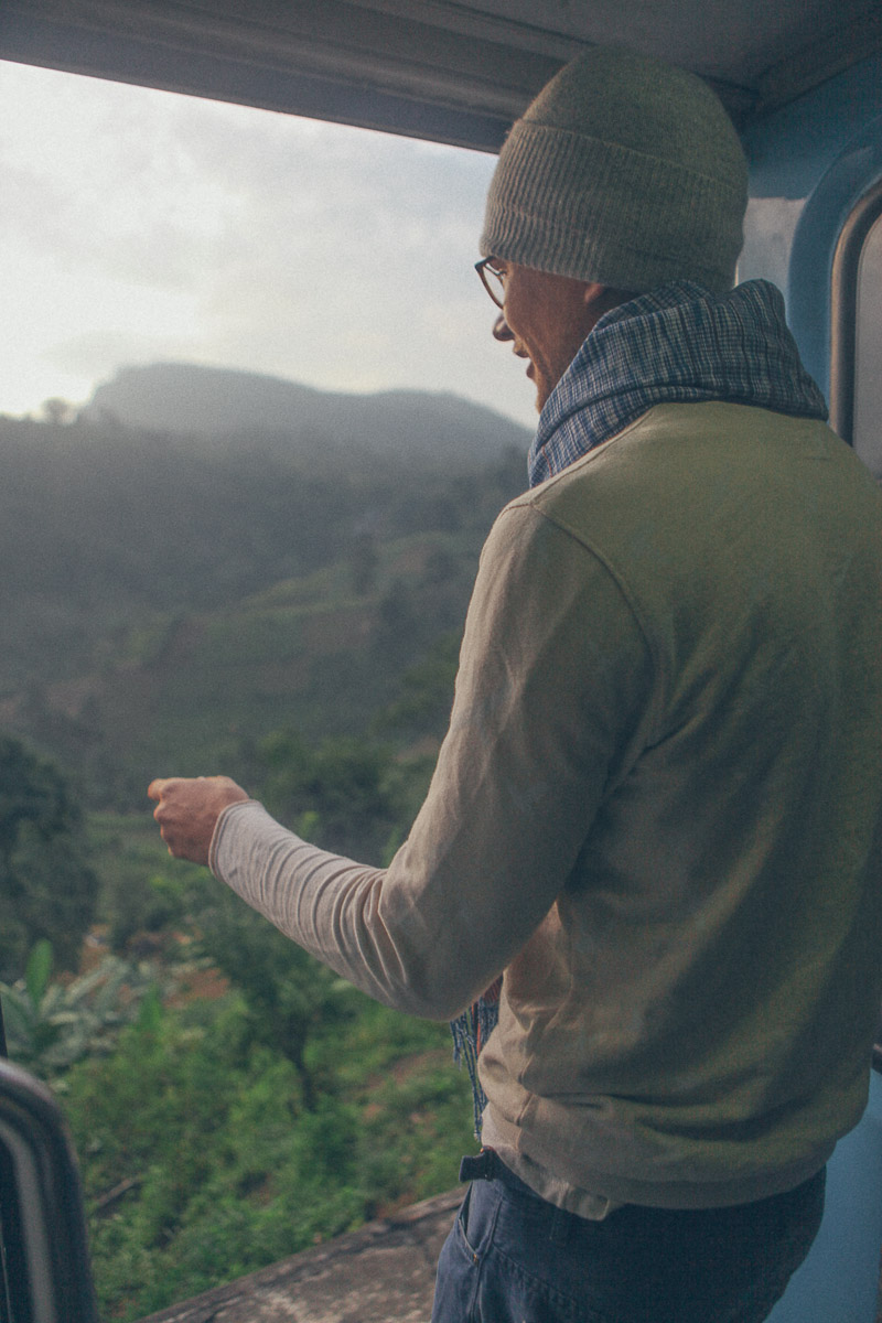 Ella-Nuwara-Eliya-train-Kandy-Sri-Lanka-mountains