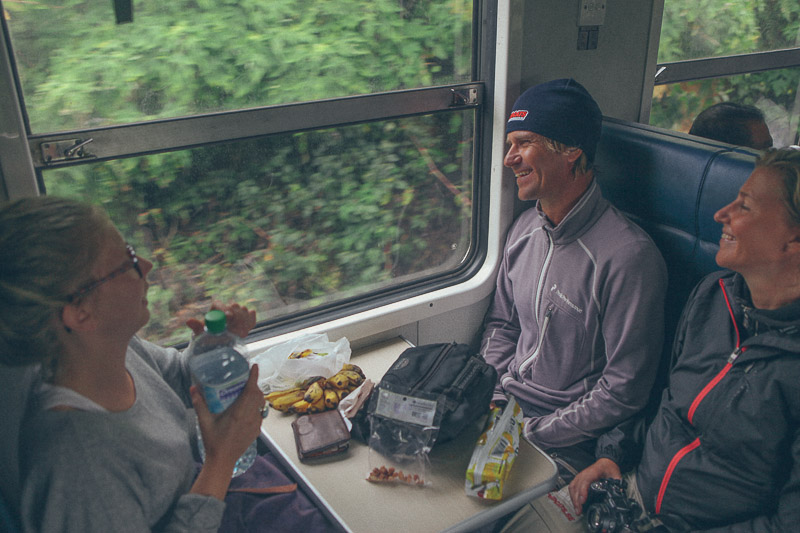 Ella-Nuwara-Eliya-train-Kandy-Sri-Lanka-mountains