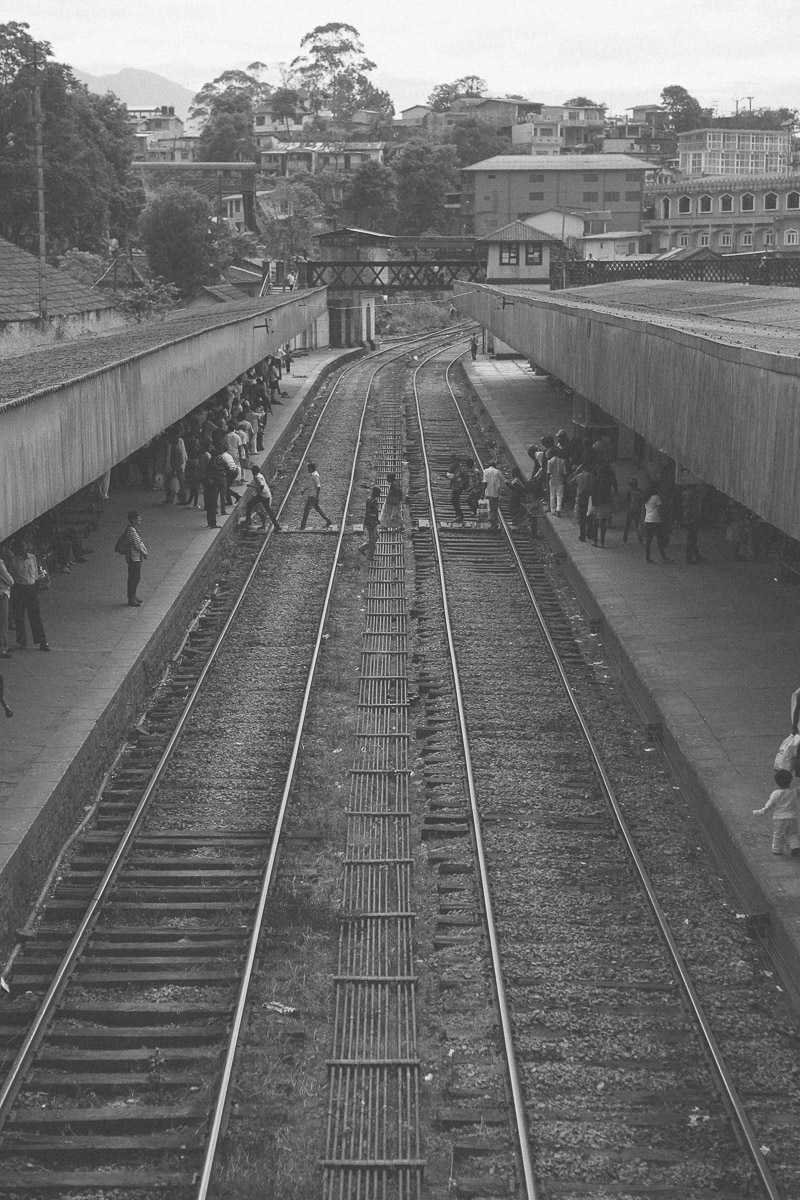 Ella-Nuwara-Eliya-train-Kandy-Sri-Lanka-mountains